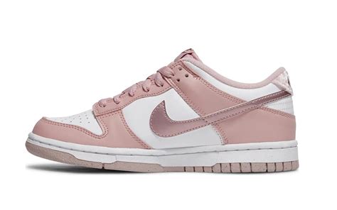 Shop Nike Dunk Low (GS) roze 